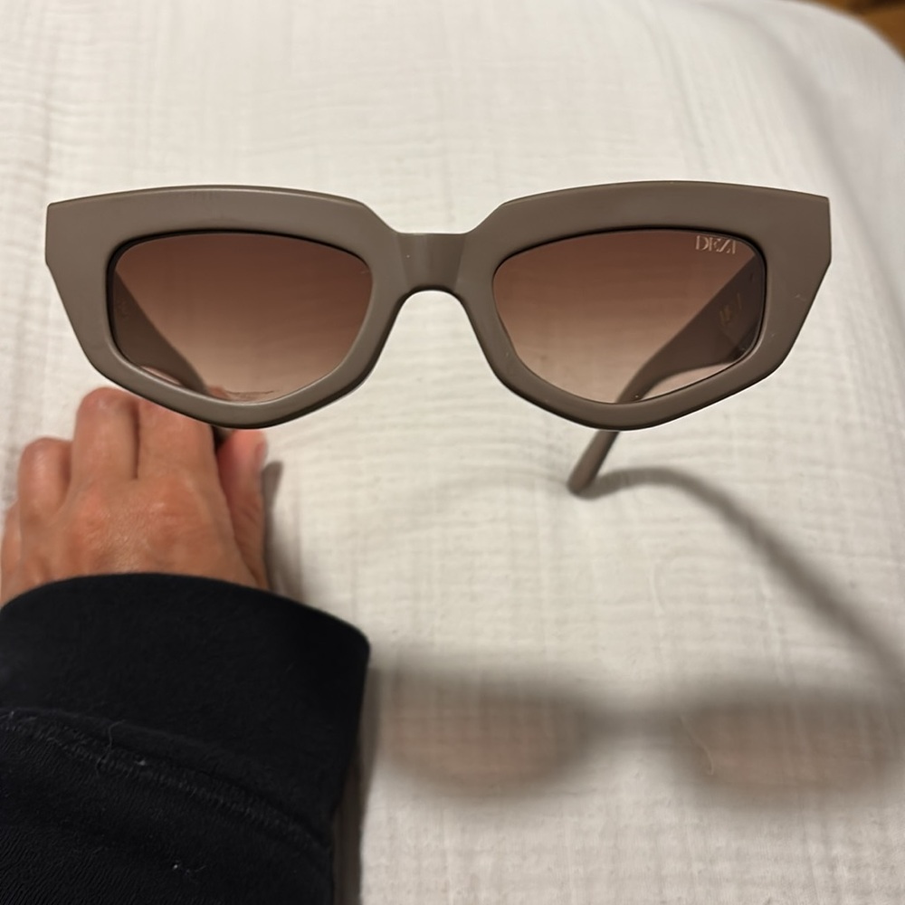 NWOT Dezi On Read ‘Matte Stone’ sunglasses